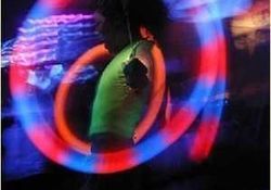 Žongl a tanec pod UV světlem