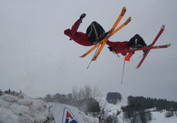 AKROBATI NA LYŽÍCH A SNOWBOARDU