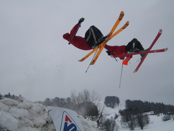 AKROBATI NA LYŽÍCH A SNOWBOARDU