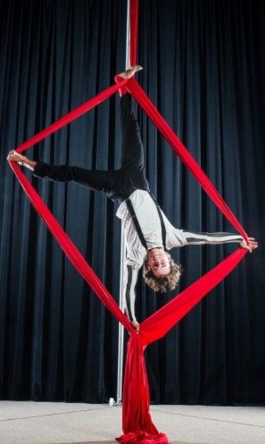 NÁVRATY - vzdušná akrobacie