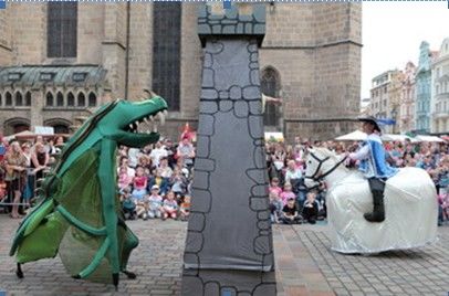 Drak, Jiří a věž – obří loutky (Chůdadlo)