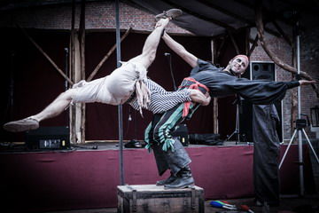 FANGLE - komediální akrobatická show skupiny Chůdadlo