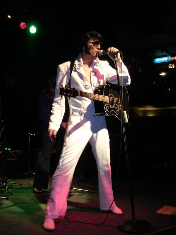 ELVIS PRESLEY REVIVAL